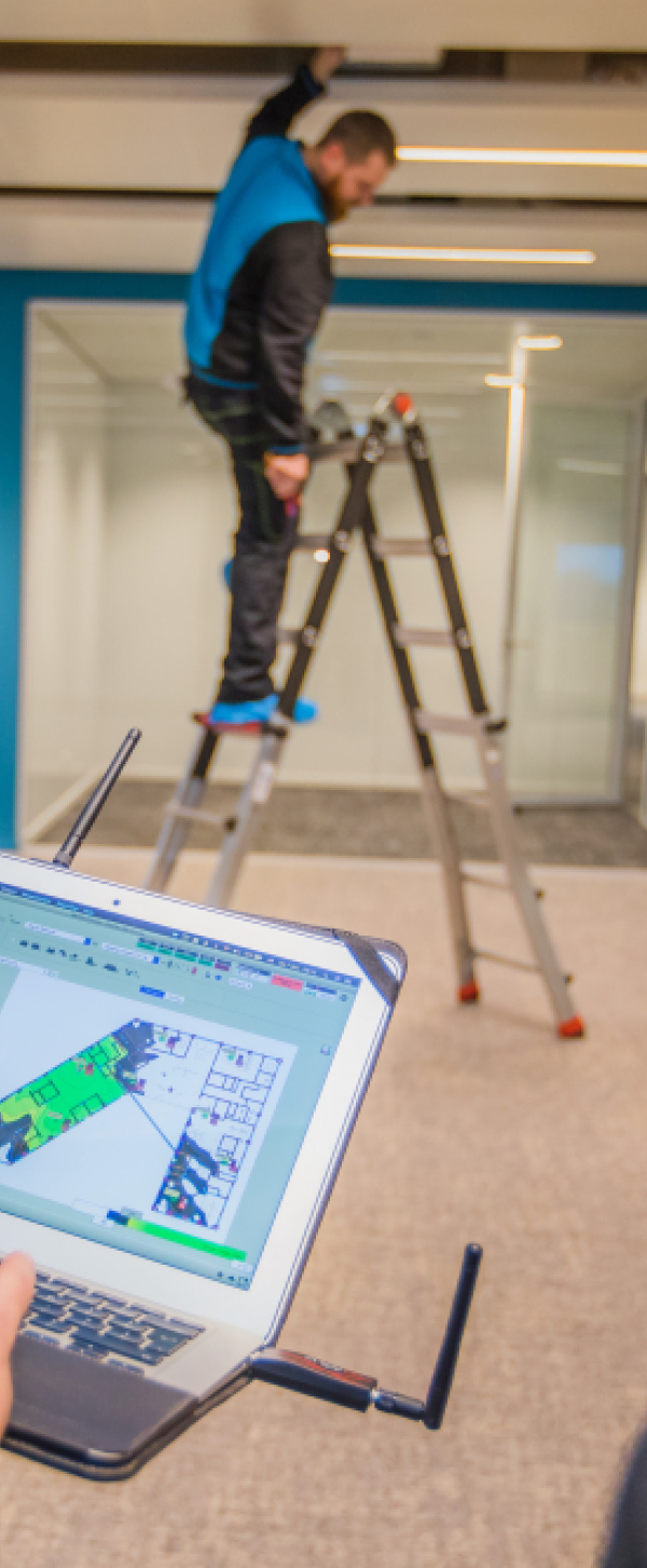 Collega's aan het werk in een kantoor