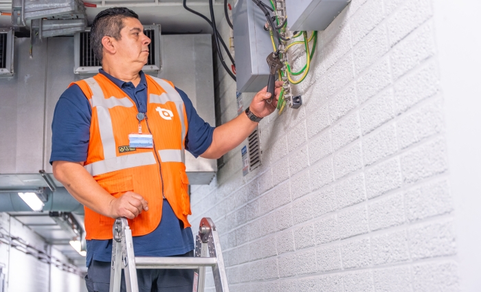 Monteur werkt aan installatie