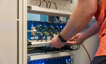 Monteur werkzaam kast