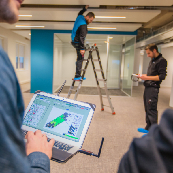 Collega's aan het werk in een kantoor