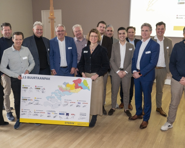 de verschillende aannemers met een kaart van het werkgebied