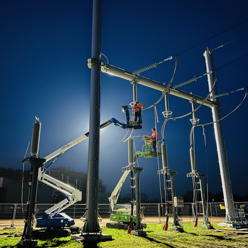 Mannen hangen lijnen in