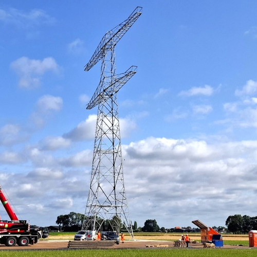 Elektrisch opgebouwde mast