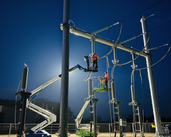 Mannen hangen lijnen in