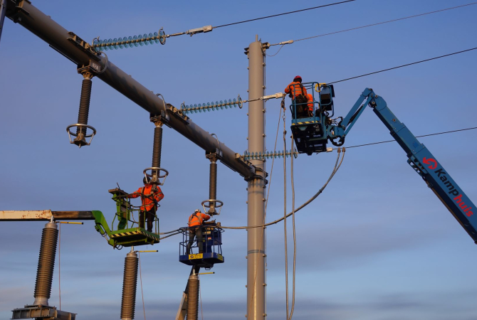 Mannen werken aan lijnen