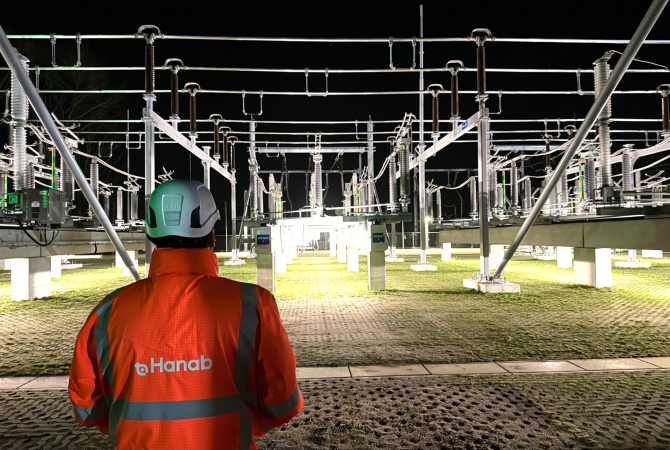 Man kijkt naar station