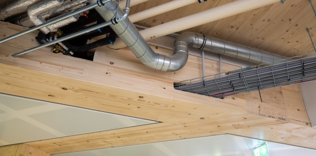 Leidingwerk in het houten frame in The CubeHouse