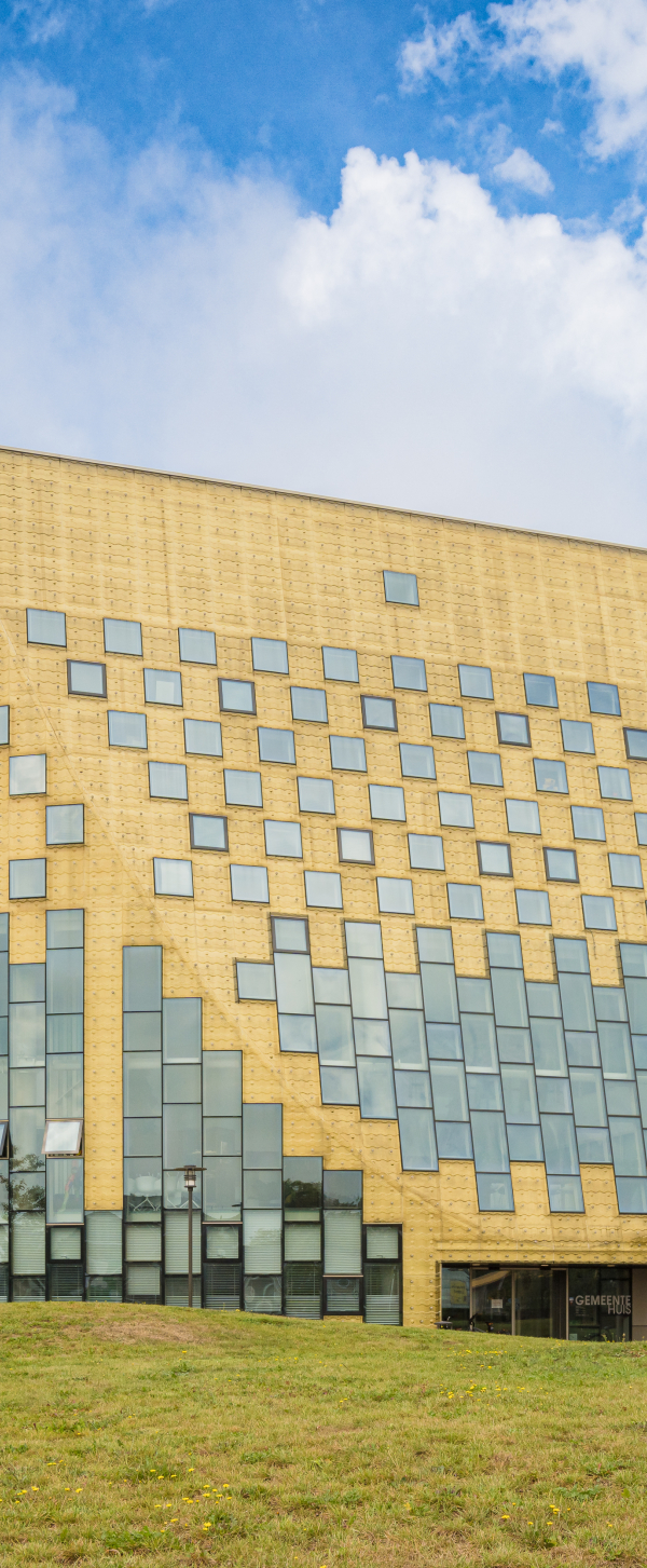 Buitenkant gemeentehuis hardenberg bij stralend weer