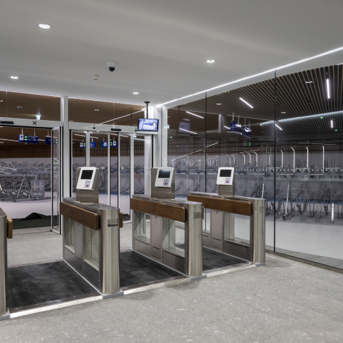 Foto van toegangscontrole in fietsenparkeergarage IJboulevard in Amsterdam