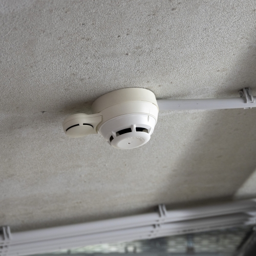 Foto van een brandmeldalarm op het plafond
