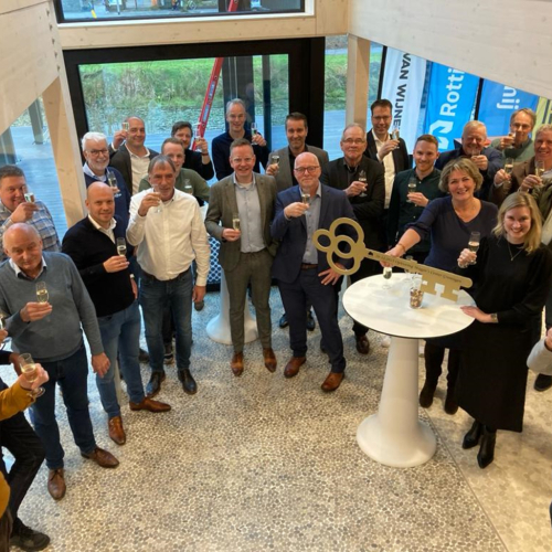 Groepsfoto oplevering en champagne moment Maggie's center