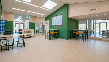 Binnenkant kindcentrum Wagenborgen, open werkruimte