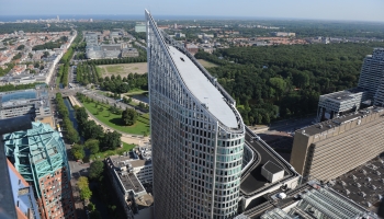 Bovenaanzicht van de Hoftoren in Den Haag