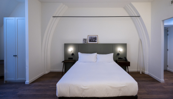 Tweepersoonsbed in hotelkamer Hilton Sittard