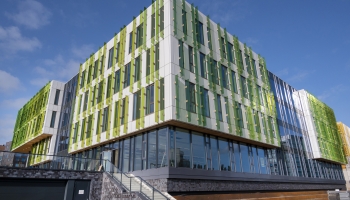 Buitenkant gebouw Share op Park 20|20 Hoofddorp. Wit gebouw met groene glaspanelen.