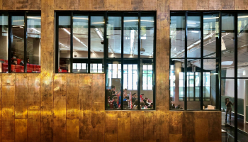 Inkijk in de collegezaal van de VU Amsterdam door de ramen