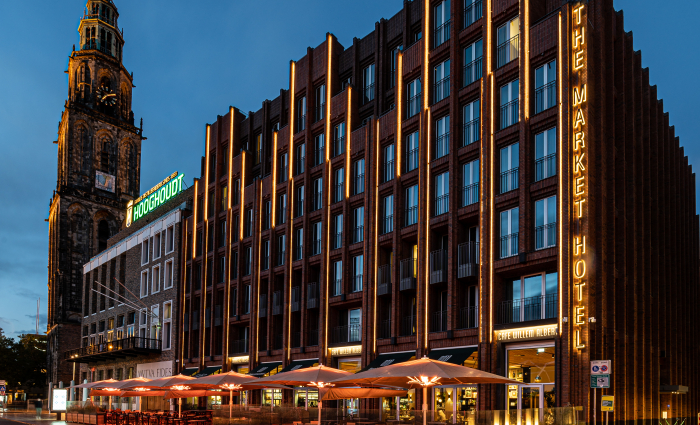 Buitenkant Market Hotel Groningen in de avond