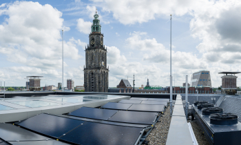 Zonnepanelen op het dak van stadhuis Groningen