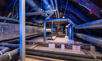 Installaties bovenin de zolder van stadhuis Groningen