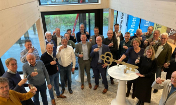 Groepsfoto oplevering en champagne moment Maggie's center