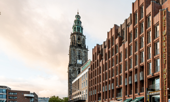 Buitenkant Market Hotel Groningen met Markttoren
