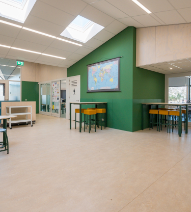 Binnenkant kindcentrum Wagenborgen, open werkruimte