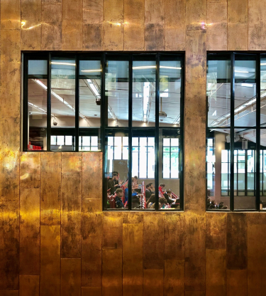 Inkijk in de collegezaal van de VU Amsterdam door de ramen