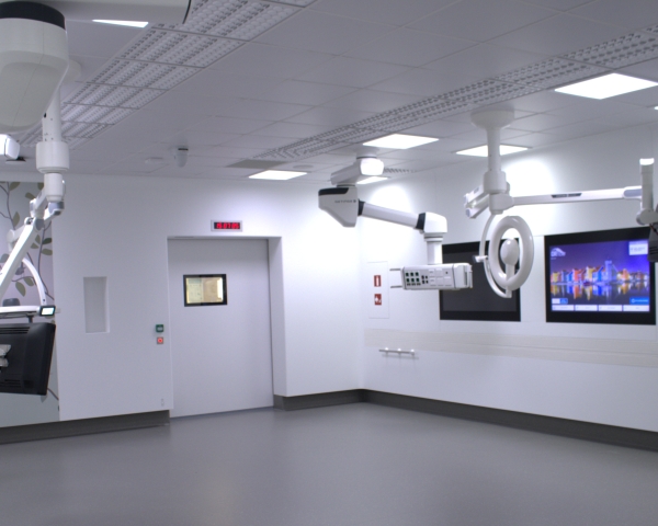 Moderne operatiekamer op de Hotfloor van het UMCG met medische pendelarmen en beeldschermen