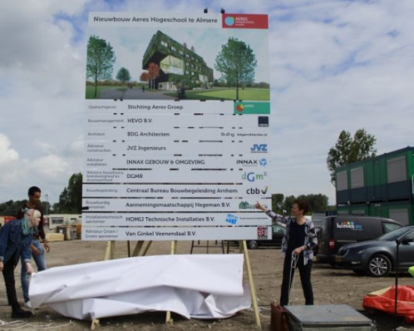 20200707 Feestelijk startsein nieuwbouw Almere na onthulling.jpg