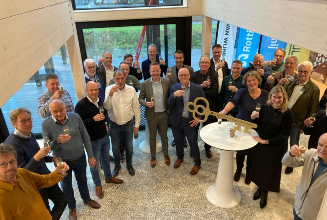 Groepsfoto oplevering en champagne moment Maggie's center