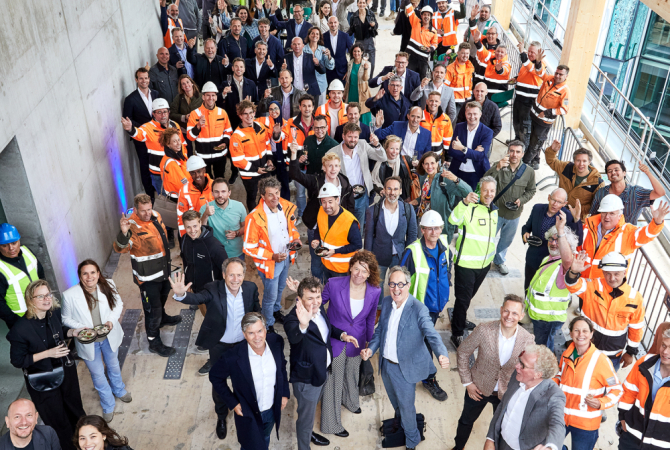 Viering hoogste punt Cubehouse, vierende medewerkers van boven