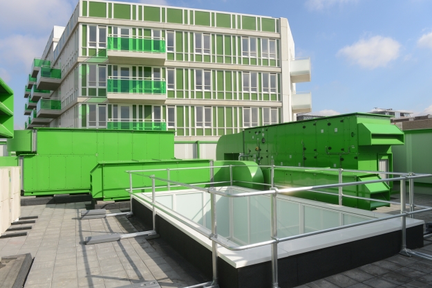 Groene luchtbehandelingskasten op dak Bisonspoort Maarssen