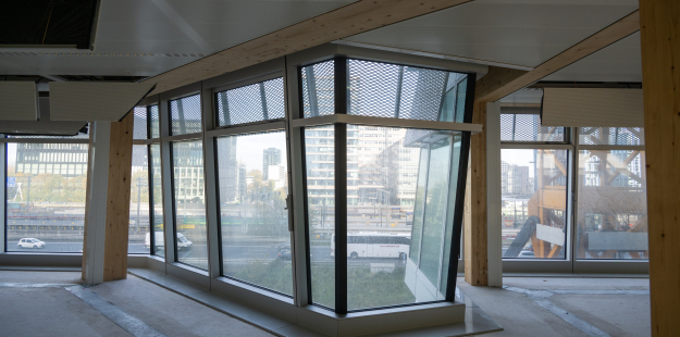 Binnenkant The Cubehouse met houten pilaren