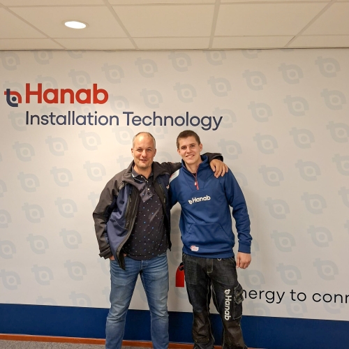 Vader en zoon Bjorn en Stijn Hijmans van Hanab Installation Technology samen op de werkvloer in Ittervoort.