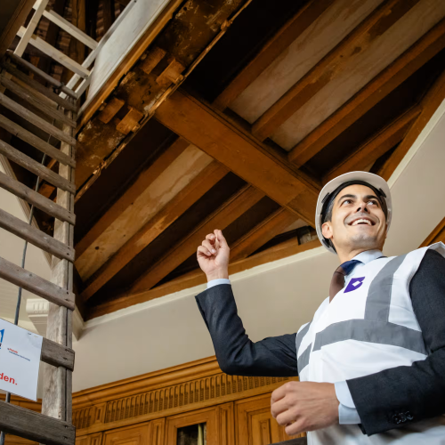 Minister-president Rob Jetten bekijkt de historische kapconstructie van het Torentje tijdens de renovatie van het Binnenhof in Den Haag.