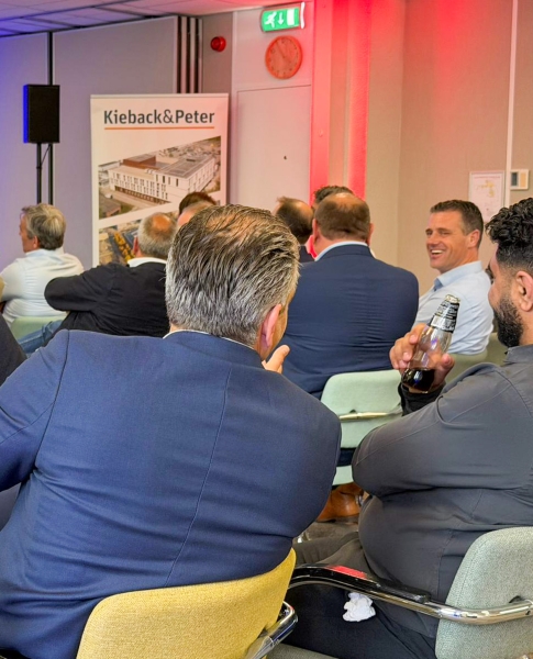 Professionals uit de zorg- en vastgoedsector tijdens een netwerkseminar over verduurzaming van zorgvastgoed en slimme gebouwtechnologie in Nederland.