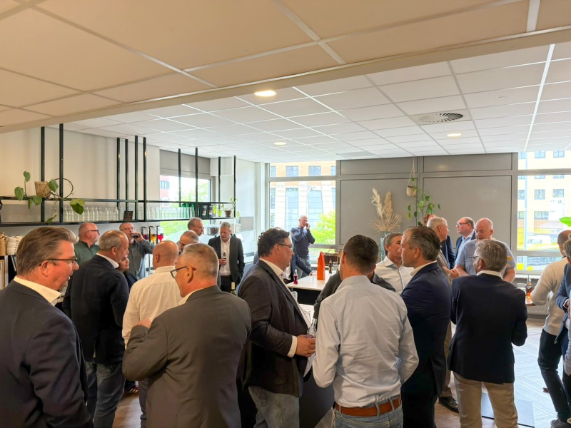Professionals uit de zorg- en vastgoedsector tijdens een netwerkseminar over verduurzaming van zorgvastgoed en slimme gebouwtechnologie in Nederland.