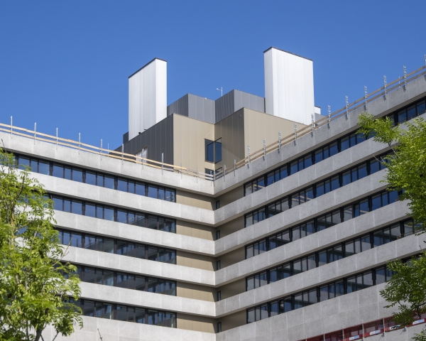 Buitenkant ziekenhuis vanaf de voorkant genomen.