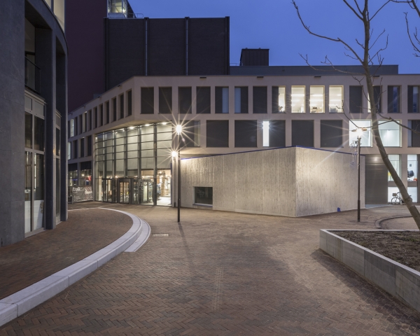 Buitenkant Theater Kerkrade bij nacht