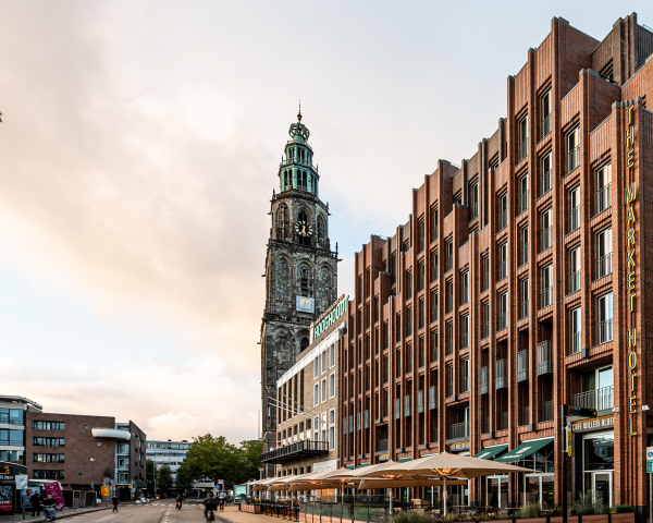 Buitenkant Market Hotel Groningen met Markttoren