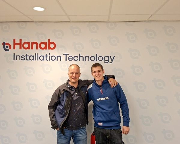 Vader en zoon Bjorn en Stijn Hijmans van Hanab Installation Technology samen op de werkvloer in Ittervoort.
