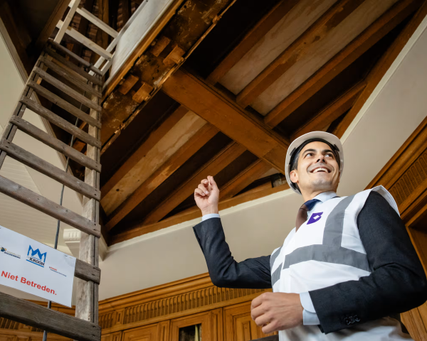 Minister-president Rob Jetten bekijkt de historische kapconstructie van het Torentje tijdens de renovatie van het Binnenhof in Den Haag.