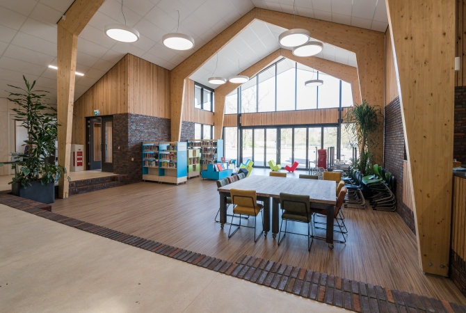 Binnenkant kindcentrum Wagenborgen, open werkruimte