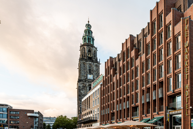Buitenkant Market Hotel Groningen met Markttoren