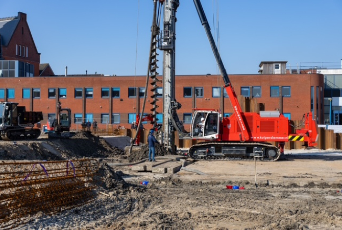Boren van de eerste paal bij gemeentehuis Oldambt in Winschoten. Hanab Installation Technology is de installateur. 