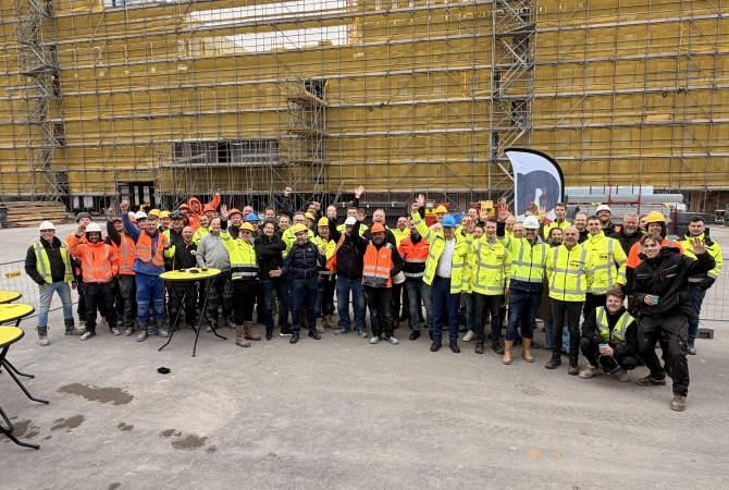 Grote groep mensen die hebben gewerkt aan MC Frisius Leeuwarden vieren hoogste punt