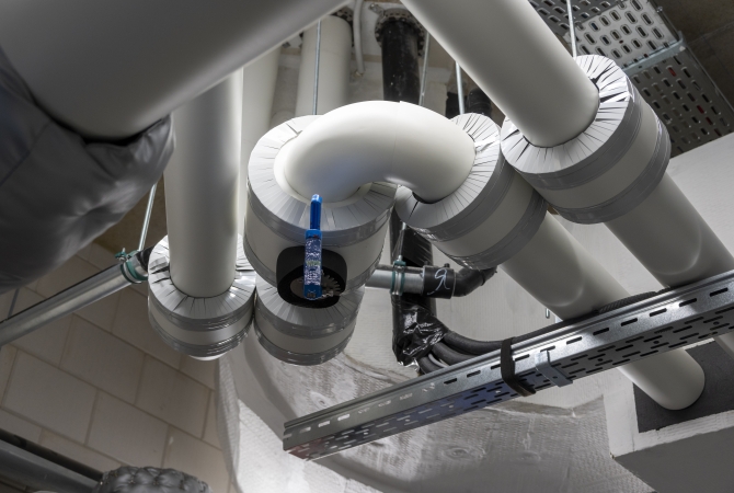 Technische ruimte met installaties voor de gebouwgebonden voorzieningen van Amsterdam UMC
