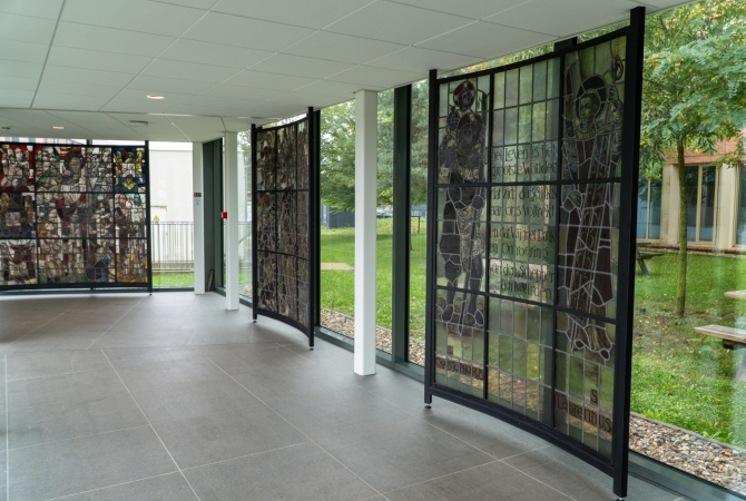 Aanleg van kabeltracés en elektrotechnische installaties in het ziekenhuis terwijl de zorgverlening doorgaat.