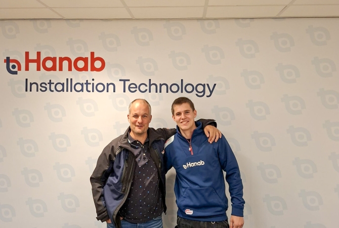 Vader en zoon Bjorn en Stijn Hijmans van Hanab Installation Technology samen op de werkvloer in Ittervoort.