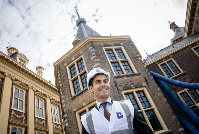 Minister-president Rob Jetten op het werkterrein bij het Torentje tijdens de renovatie van het Binnenhof in Den Haag.